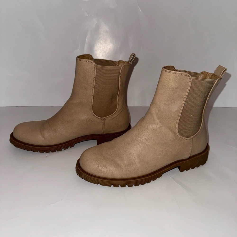 Loft size 6 tan Chelsea boots in excellent condition perfect for fall & winter - Picture 3 of 8